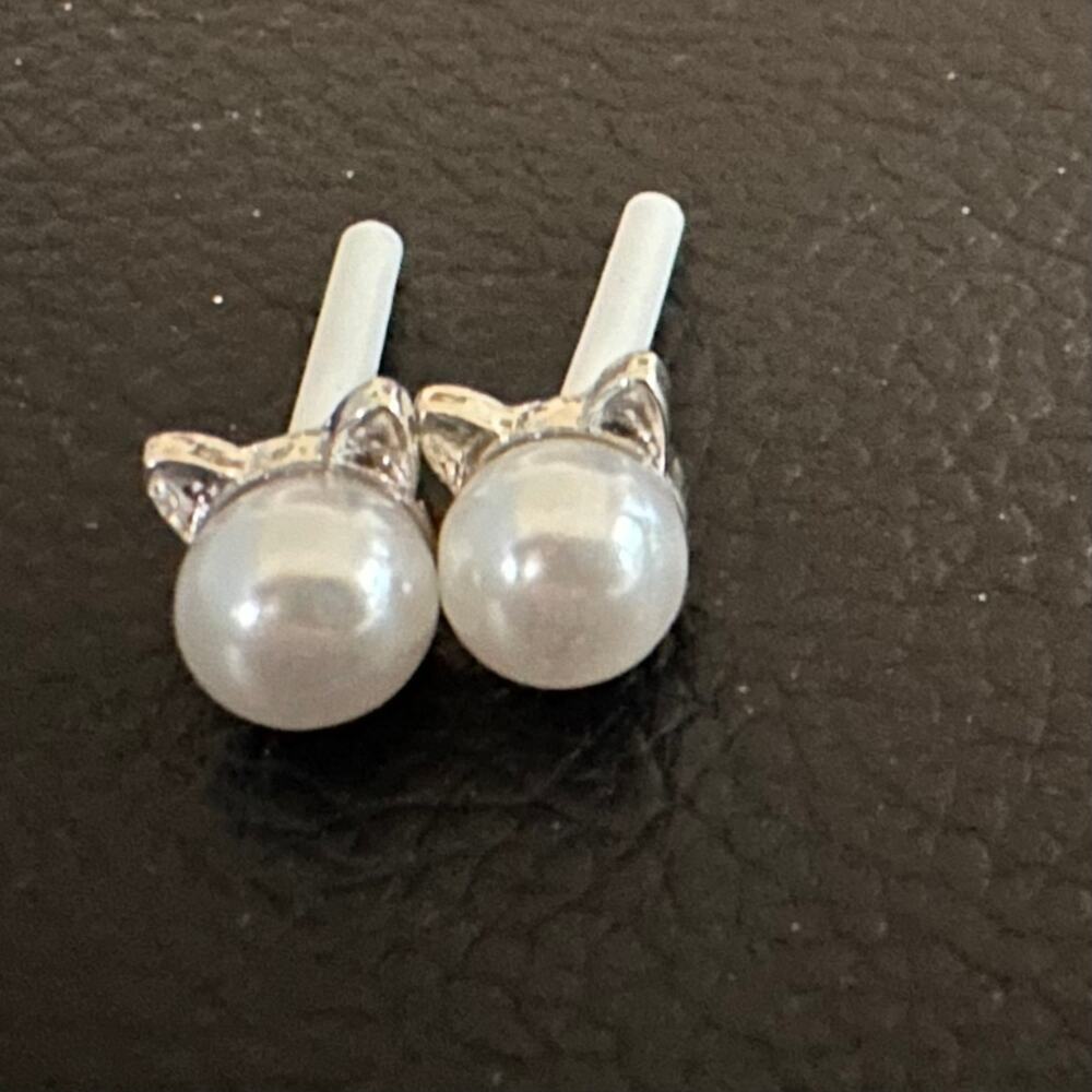Kitty Shaped Faux Pearl Silver Tone Minimalist studs